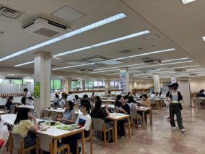 食堂で朝食を食べる学生