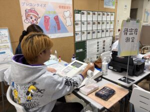 骨密度を測定している学生