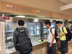 食堂で朝食を食べる学生