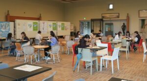 朝食を食べている学生